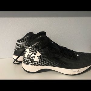 Basketball shoes